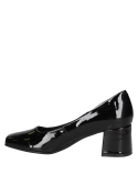 Calzado femenino minimalista en cuero negro charol, estilo stiletto cerrado ideal para ocasiones formales y discretas.
