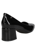 Zapato negro de cuero charol para mujer, diseño clásico y elegante con taco grueso que ofrece estabilidad y comodidad.