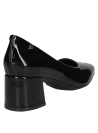 Zapato negro de cuero charol para mujer, diseño clásico y elegante con taco grueso que ofrece estabilidad y comodidad.