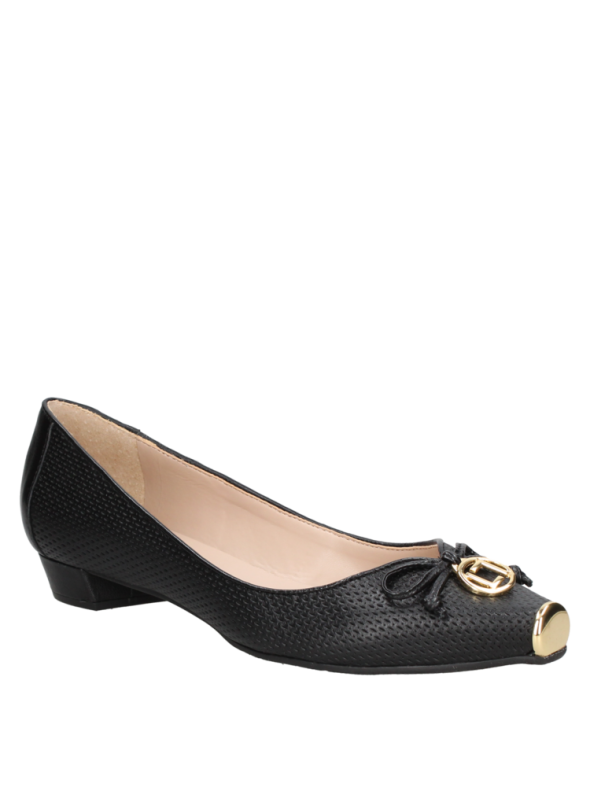 Calzado femenino en cuero, estilo atemporal negro con tacón bajo y detalle moderno, ideal para cualquier temporada.