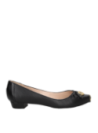 Zapato de cuero negro con diseño clásico y lazo, perfecto para un look elegante y relajado con jeans y blusa.