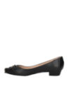 Modelo casual versátil en cuero negro, ideal para combinar con trajes de oficina o vestidos cocktail, con detalle de lazo.