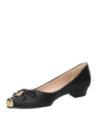 Zapato de mujer negro tipo ballerina en cuero con tacón bajo cuadrado y lazo decorativo con adorno metálico elegante.