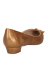 Zapato de cuero dorado para mujer, estilo ballerina, perfecto para eventos formales y ocasiones elegantes.