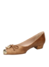 Zapato ballerina dorado de cuero, tacón bajo cuadrado, lazo y adorno metálico elegante al frente.