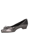 Zapato de mujer en cuero plata, diseño clásico y versátil, adecuado para almuerzos elegantes o salidas a cenar.