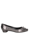 Calzado casual de cuero plata para mujer, con tacón bajo cuadrado y detalle decorativo, perfecto para eventos formales.