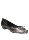 Zapato de mujer tipo ballerina en color plata, con un lazo y adorno metálico en cuero, ideal para un look casual elegante.