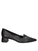 Zapato casual de cuero negro femenino, destaca por su punta afilada y suela consistente, proporcionando buena estabilidad.