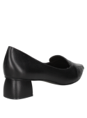 Mocasín de cuero negro para mujer, combina confort y estilo clásico, con textura suave y ligeramente rugosa.