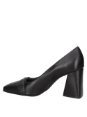 Zapato elegante de cuero negro para mujer, con puntera cuadrada y líneas refinadas, perfecto para eventos sofisticados.