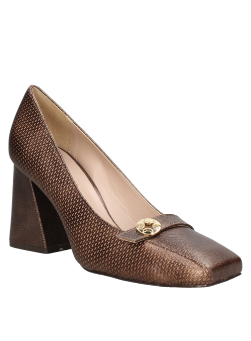 Zapato de vestir de cuero café para mujer, con aplique metálico y tacón estable, ideal para cenas elegantes.