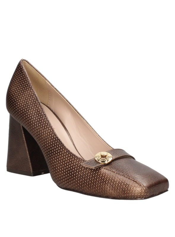 Zapato de vestir negro para mujer, cuero con detalle metálico, ideal para proyectar una imagen pulida y profesional.