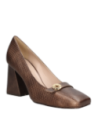 Zapato de vestir de cuero café para mujer, con aplique metálico y tacón estable, ideal para cenas elegantes.