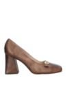 Zapato casual de cuero café para mujer, con diseño clásico y moderno, perfecto para reuniones de trabajo.