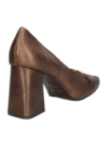 Elegante zapato de cuero café para mujer, con líneas refinadas y aplique metálico, ideal para ocasiones semi-formales.