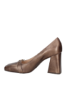 Zapato de mujer en cuero café, estilo casual con tacón ancho y puntera cuadrada, perfecto para eventos formales.