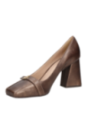 Zapato de cuero café para mujer con diseño casual y aplique metálico en el empeine, ideal para un look elegante.