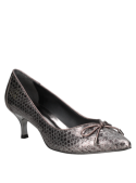 Zapato de mujer color plata con exterior de cuero reptil y lazo chic, ideal para salidas nocturnas y eventos formales.
