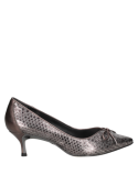 Zapato de cuero plata estilo casual con diseño moderno y femenino, adecuado para fiestas y cenas elegantes.