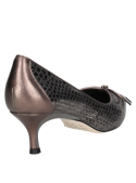 Elegante zapato de mujer en cuero plata, glam chic, con detalles metálicos en el lazo para un toque sofisticado.