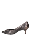 Zapato de cuero plata con tacón delgado y lazo decorativo, perfecto para combinar con faldas lápiz o vestidos de noche.
