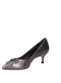 Zapato de mujer color plata, estilo casual de cuero con patrón reptil, ideal para eventos formales y ocasiones elegantes.