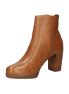 Botín camel de cuero para mujer, diseño minimalista con cierre metálico, perfecto para looks casuales y formales.