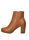 Botín de cuero camel para mujer, estilo casual y sofisticado, detalle metálico y diseño en relieve en el talón.
