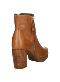 Botín casual de cuero camel para mujer, con cierre metálico y textura de escamas en el talón. Versátil.