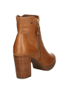 Botín casual de cuero camel para mujer, con cierre metálico y textura de escamas en el talón. Versátil.