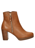 Elegante botín camel de cuero para mujer, ideal para un look urbano chic, combina con jeans o falda lápiz.