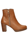 Elegante botín camel de cuero para mujer, ideal para un look urbano chic, combina con jeans o falda lápiz.