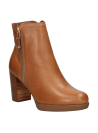 Botín camel de cuero para mujer, diseño clásico y moderno con detalle metálico y relieve de escamas en el talón.