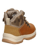 Botín de niño color café, perfecto para caminatas, con diseño que asegura comodidad y ajuste firme en terrenos difíciles.