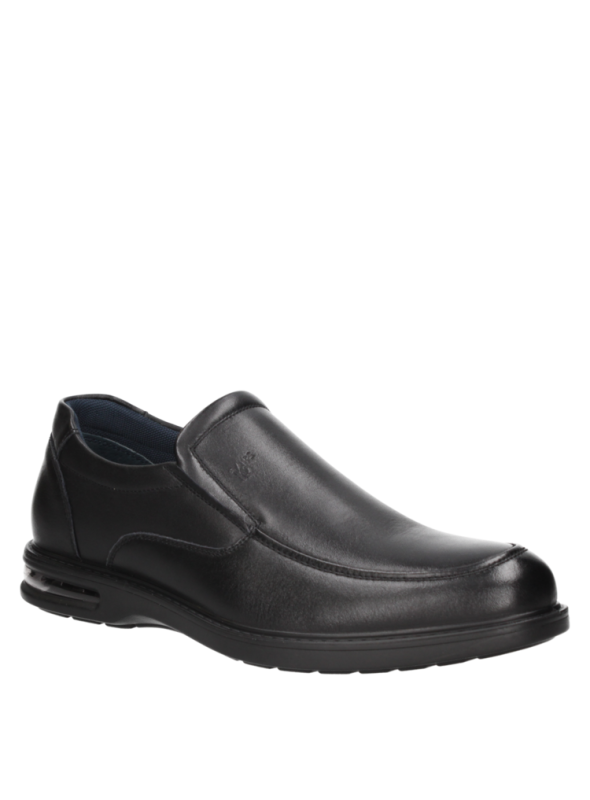 Horma amplia y diseño anatómico en zapato negro de cuero para hombre, estilo casual.