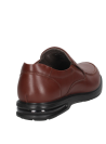 Elegante zapato casual marrón para hombre con protección extra y soporte óptimo.