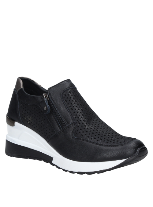 Zapatilla de cuero negra para mujer, ideal para un look urbano.