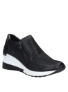 Zapatilla de cuero negra para mujer, ideal para un look urbano.