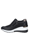 Zapatilla de cuero negra para mujer con punta redonda y diseño moderno.