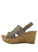 Elegante sandalia taupe de cuero, diseño ligero y cómodo, ideal para uso diario.
