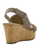 Sandalia taupe de cuero para mujer, estilo informal, con taco cuña de 8 cm y punta abierta.