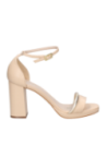 Sandalia casual de cuero para mujer, color beige, con taco alto y ancho, perfecta para combinar con vestidos elegantes.