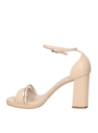 Sandalia femenina beige de cuero, correa al tobillo con hebilla, taco ancho que ofrece estabilidad y comodidad.