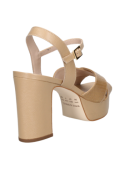 Sandalia casual beige de cuero para mujer, con tacón grueso y plataforma, adecuada para salidas urbanas en verano.