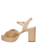 Elegante sandalia de cuero beige para mujer, con detalles cruzados y correa ajustable, perfecta para cenas al aire libre.