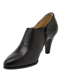 Elegante zapato botín de cuero negro para mujer, con patrón escamas trasero y tacón medio que combina comodidad y altura.