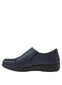 Elegante zapato de cuero azul para mujer, ideal para trabajo o reuniones, con costuras visibles de alta calidad.