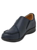 Zapato mocasín azul de cuero para mujer, detalles de botones metálicos, combina con jeans o pantalones de tela.