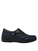 Zapato azul casual de mujer en cuero, diseño mocasín con botones metálicos, ideal para un look clásico y elegante.